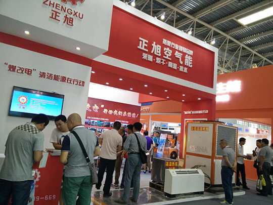 北京暖通展第二天，正旭空氣能展臺(tái)人氣依舊爆棚